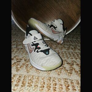 NIKE Gianni Immortality Basketball Shoes 2 Youth
